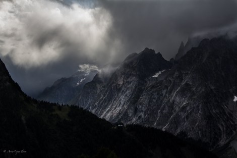 Il Monte Bianco in direzione della Val Veny nascosto da minacciose nubi.